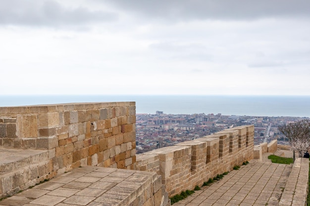 A fortaleza de Derbent naryn kala é a principal atração turística da cidade