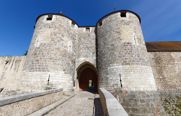 A fortaleza de Dourdan é uma construção militar construída no século XIII para defender a parte sul da propriedade real região parisiense França