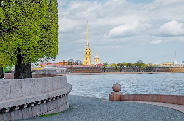 A Fortaleza de Pedro e Paulo da seta da Ilha Vasilyevsky na primavera em São Petersburgo.