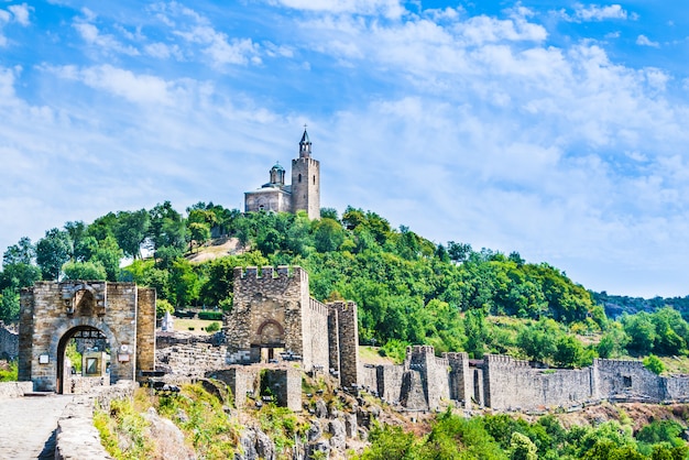 A fortaleza medieval de Tsarevets e a igreja patriarcal em Veliko Tarnovo, Bulgária.