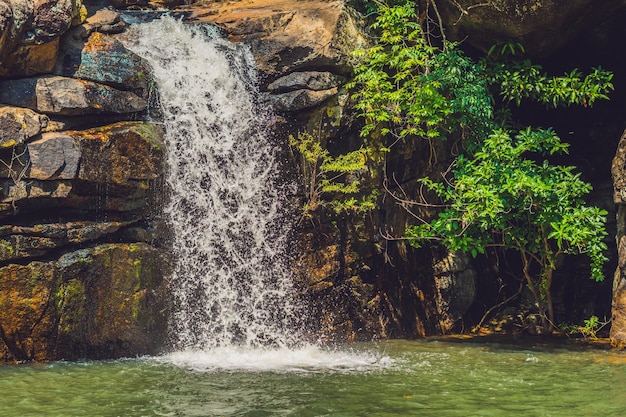 A foto da paisagem, bela cachoeira na floresta tropical, nha trang tailândia