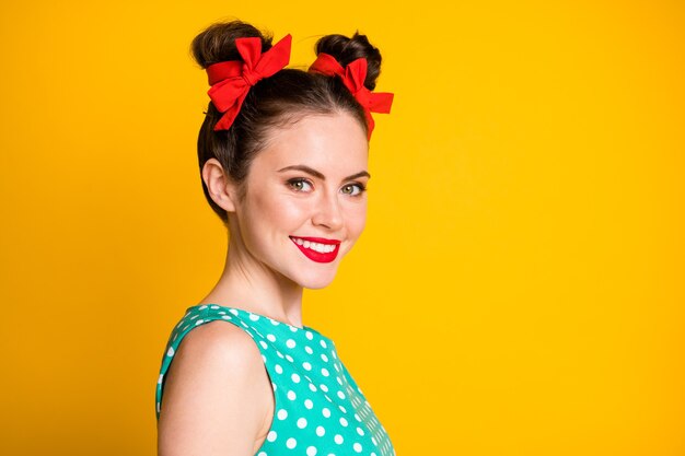 A foto de uma garota adorável ficou bonita na câmera, com um sorriso cheio de dentes, usando roupas azul-petróleo isoladas, brilho de cor de fundo