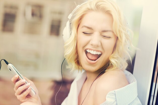 A foto de uma jovem ouvindo música em casa