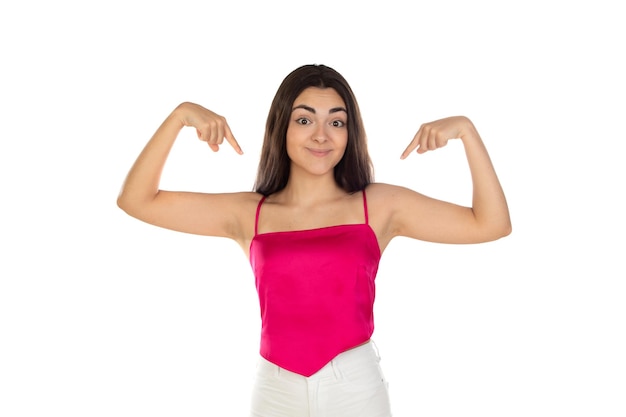 A foto de uma morena alegre aponta para si mesma tem um sorriso cheio de dentes pergunta sobre algo sendo escolhido vestido com roupas casuais cor-de-rosa