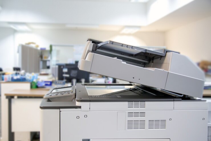 Foto a fotocopiadora ou impressora de rede é uma ferramenta de trabalho de escritório.