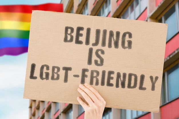 A frase "Beijing is LGBT-Friendly" em um banner na mão dos homens com bandeira LGBT borrada no fundo. Relações humanas. diferente. Diversos. liberdade. Sexualidade. Problemas sociais. Sociedade