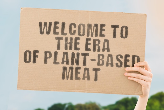 A frase Bem-vindo à Era da Carne à Base de Plantas em um banner na mão Nutrição Alimentos