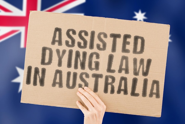 A frase Lei da morte assistida na Austrália em um banner nas mãos dos homens com uma bandeira australiana borrada ao fundo Clínica de Cuidados da Dor Doença Ética Ética Depressão Drug End Judge