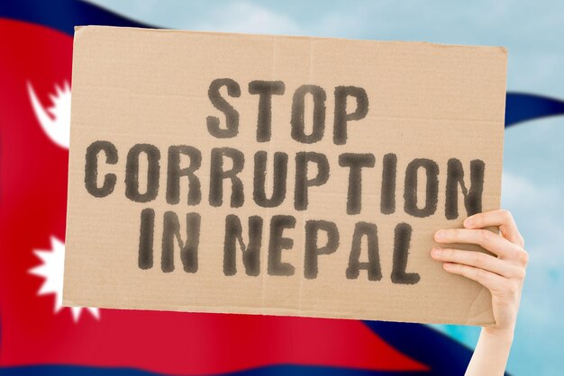 A frase parar a corrupção no nepal em um banner na mão dos homens com bandeira nepalesa borrada no fundo proibido prevenir riqueza ofensa corrupção economia corruptível político