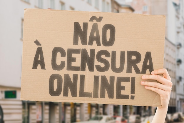 Foto a frase pare a censura on-line em um banner nas mãos dos homens com fundo desfocado regulação do silêncio direitos humanos liberdade liberdade de expressão violação de rede na internet