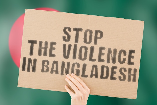 A frase Pare a violência em Bangladesh está em um banner nas mãos dos homens com uma bandeira de Bangladesh borrada ao fundo Triste Direitos Segurança Social Estresse Combate Ódio Crueldade Furioso