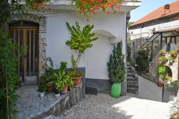 A frente de uma velha casa em Carpinone, uma aldeia rural na região de Molise, na Itália