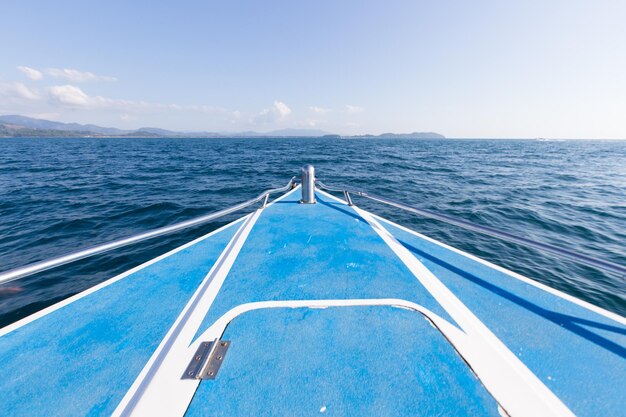 A frente do barco no mar.