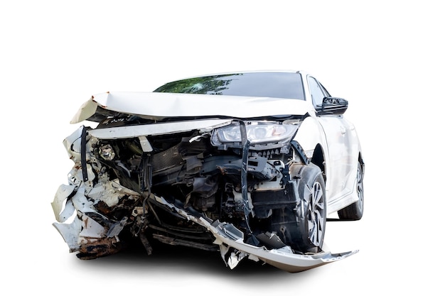 A frente do carro branco é danificada por acidente na estrada, carros danificados após a colisão Isolado em fundo branco com caminho de recorte