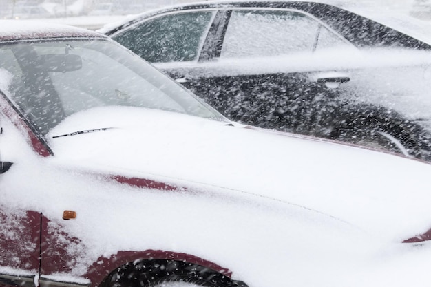 A frente do carro, o capô sob uma camada de neve