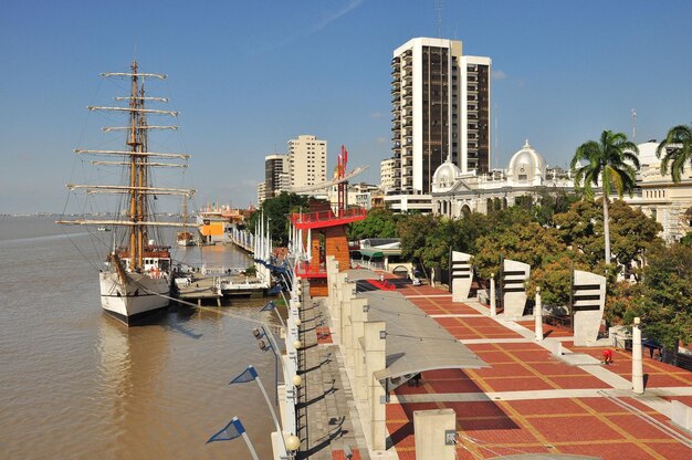 Foto a frente do rio de guayaquil