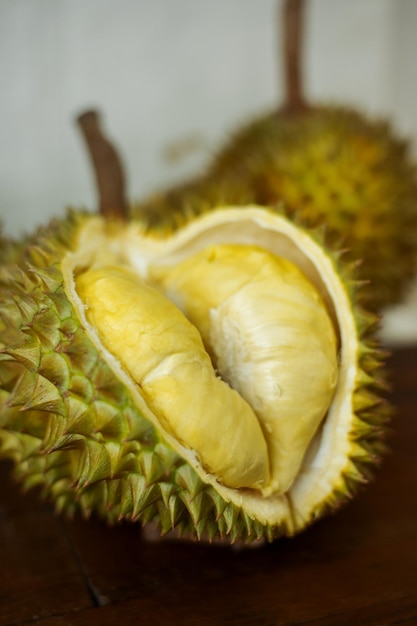 A fruta Durian se abriu para revelar o interior carnudo. Durian é conhecido como o rei das frutas