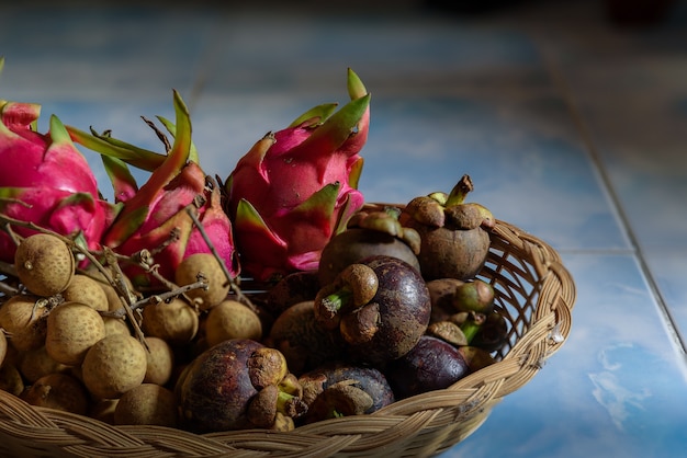 A fruta misturada na cesta com luz dura