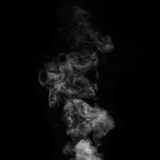 A fumaça branca, fumaça em um fundo preto para adicionar às suas fotos. Fumaça perfeita, vapor, fragrância, incenso para suas fotos.