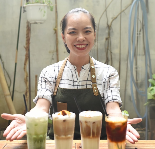 A garçonete asiática preparou bebidas para servir em uma cafeteria