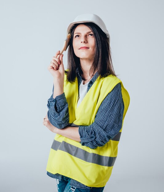 Foto a garota bonita fazendo reparos em sua casa.