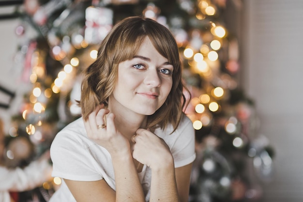 A garota com roupas de casa nas luzes de Natal 7334