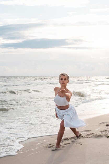 A garota dança na praia