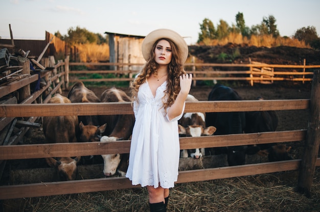 A garota do vestido branco na fazenda.