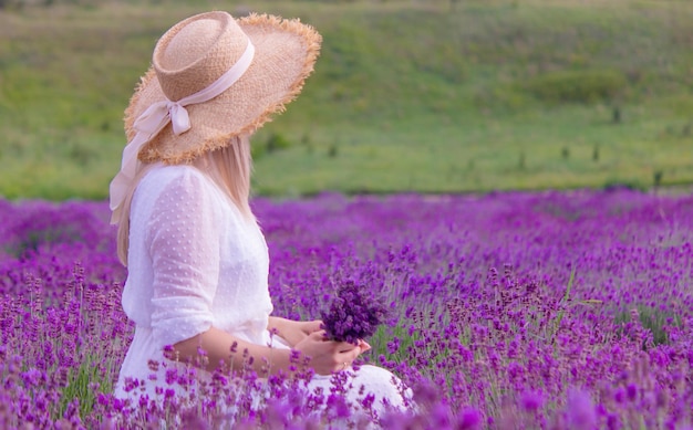 A garota está descansando no campo de lavanda