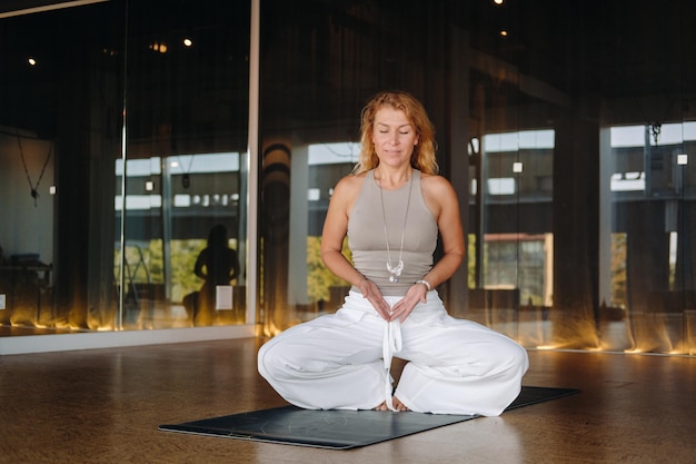 A garota faz ioga e está em estado de meditação O conceito de um estilo de vida saudável