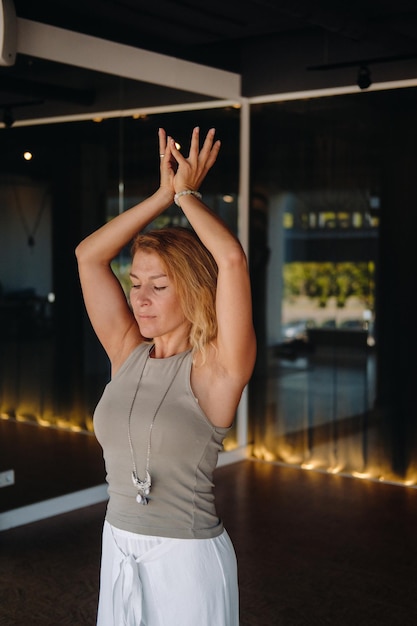 A garota faz ioga e está em estado de meditação O conceito de um estilo de vida saudável