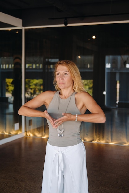 A garota faz ioga e está em estado de meditação O conceito de um estilo de vida saudável