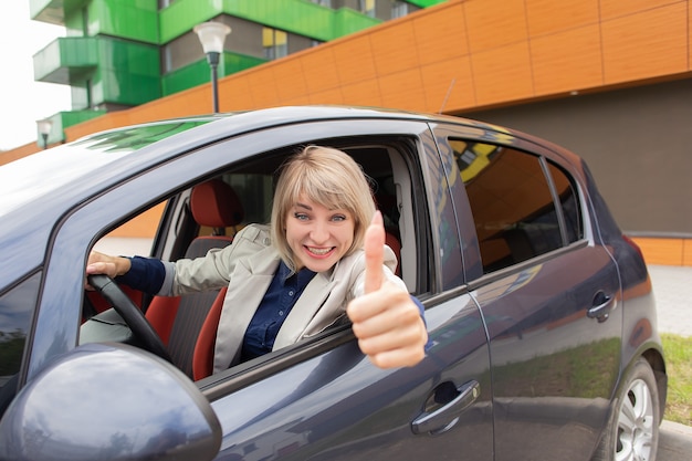 A garota feliz passou no exame de direção de automóveis