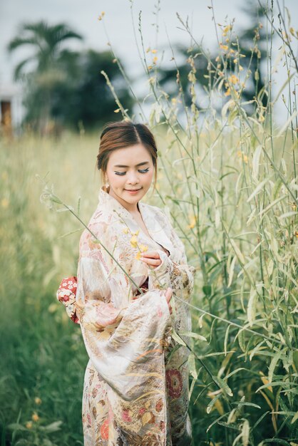 A garota fofa com yukata japonês