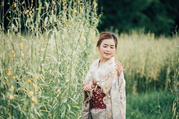 A garota fofa com yukata japonês