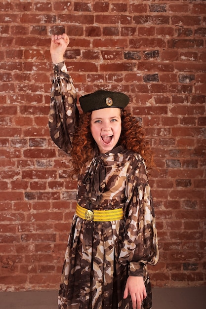 A garota grita vivas em traje militar
