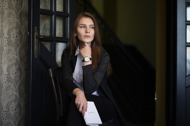 Foto a garota no café está tomando café da manhã em paris