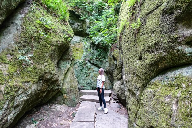 A garota no Dante Gorge está localizada em um parque resort perto da cidade de Goryachy Klyuch Rússia