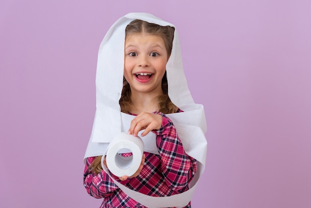 A garota sorri amplamente e segura um papel higiênico macio.