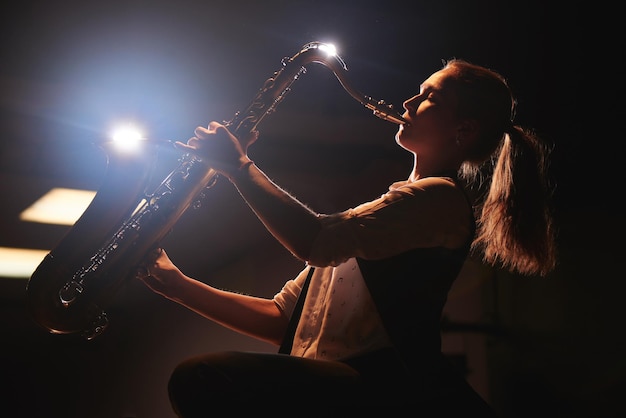 A garota tocando saxofone