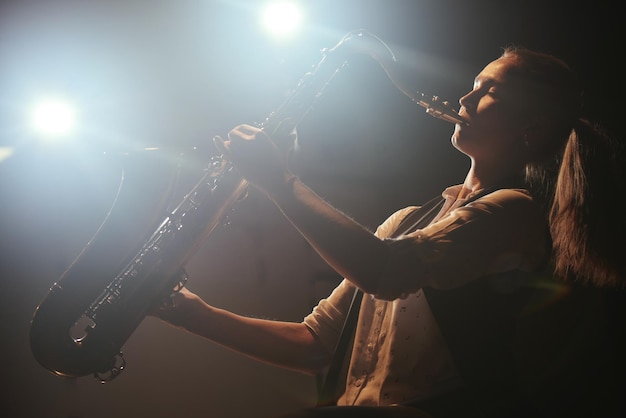 A garota tocando saxofone