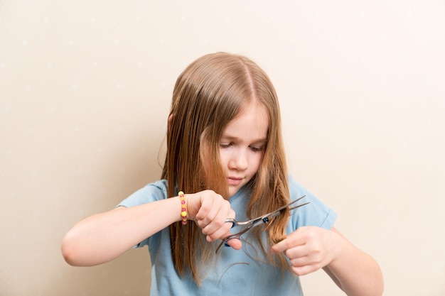 A garotinha corta seu próprio cabelo truques para cuidar do cabelo