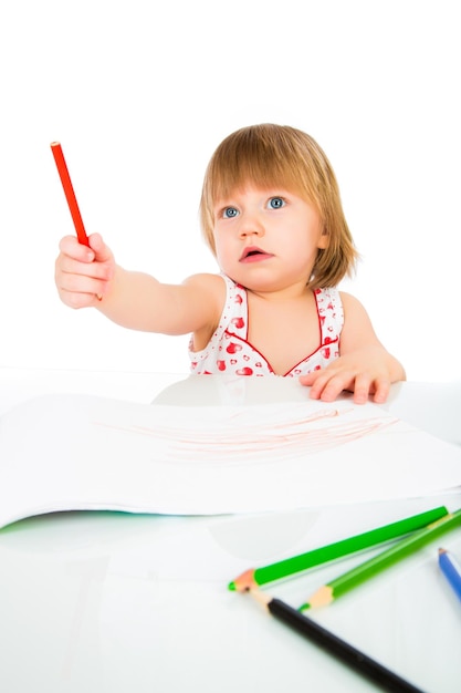 A garotinha desenha lápis em um fundo branco