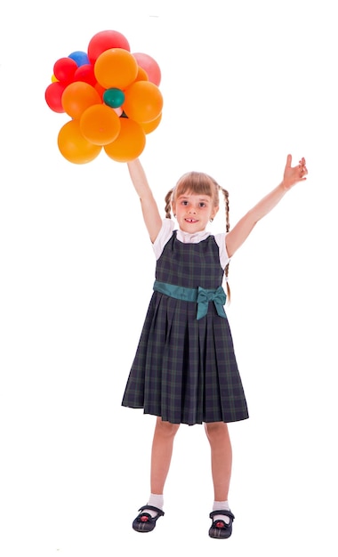 A garotinha fica bem em seu uniforme escolar Uma linda colegial com cabelos escuros