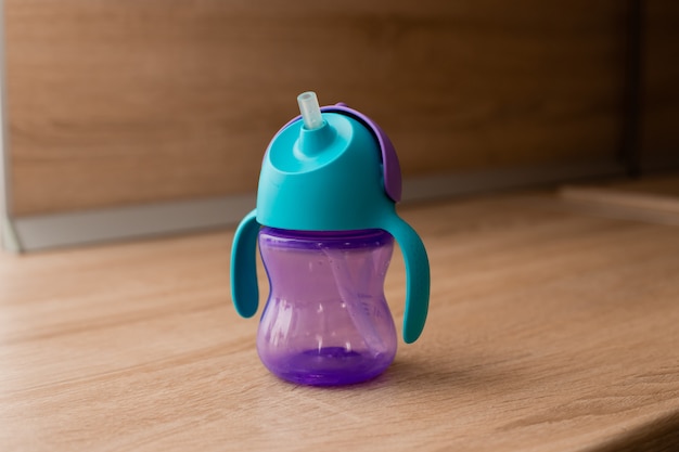 Foto a garrafa de água do bebê fica na cozinha