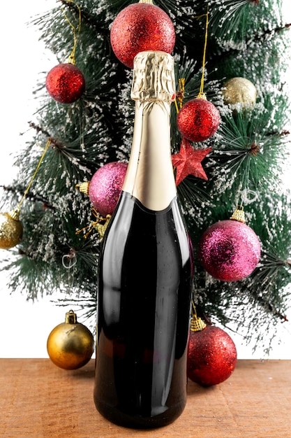 A garrafa de champanhe com a árvore de Natal