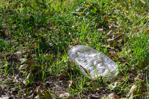 A garrafa de plástico está na grama O conceito de reduzir o uso de plástico