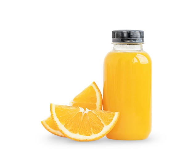 A garrafa de suco de laranja e fatias de laranja isoladas no fundo branco