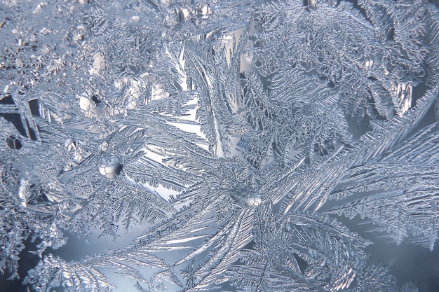 A geada incomum em uma janela de inverno