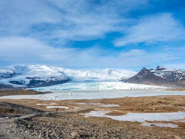 A geleira Fjallsarlon, uma das famosas lagoas de iceberg, tornou-se gelo duro no extremo sul da Islândia